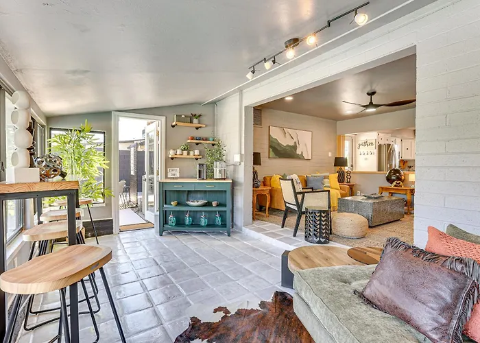 Walk To Stadium: Remodeled Home! Holiday home Scottsdale
