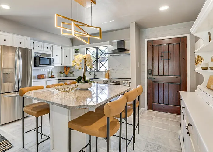 Walk To Stadium: Remodeled Home! Holiday home