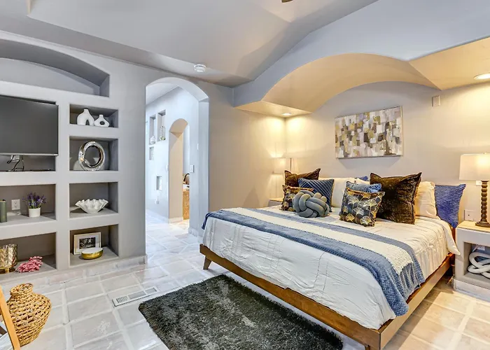 Walk To Stadium: Remodeled Home! Holiday home