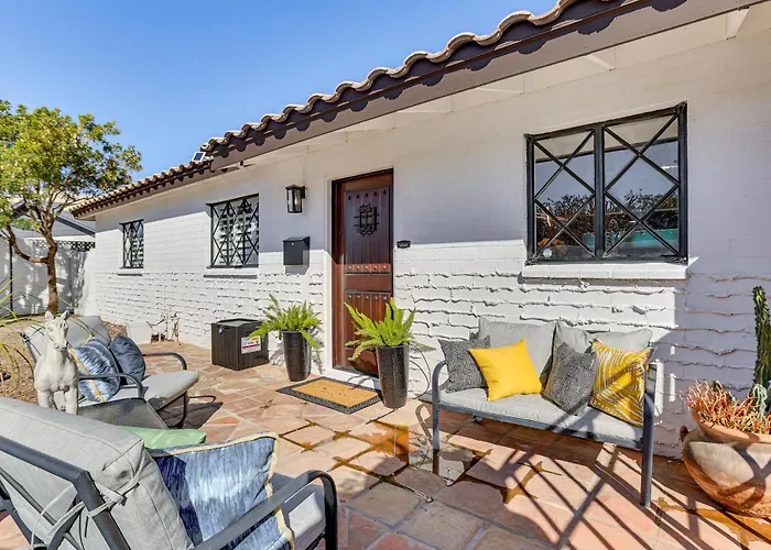 Walk To Stadium: Remodeled Home! Holiday home