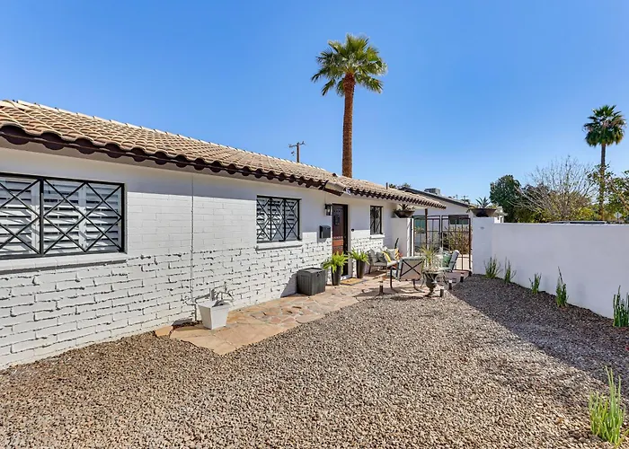 Walk To Stadium: Remodeled Home! Holiday home Scottsdale