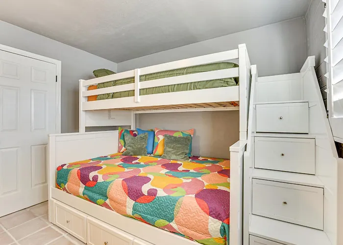 Walk To Stadium: Remodeled Home! Holiday home